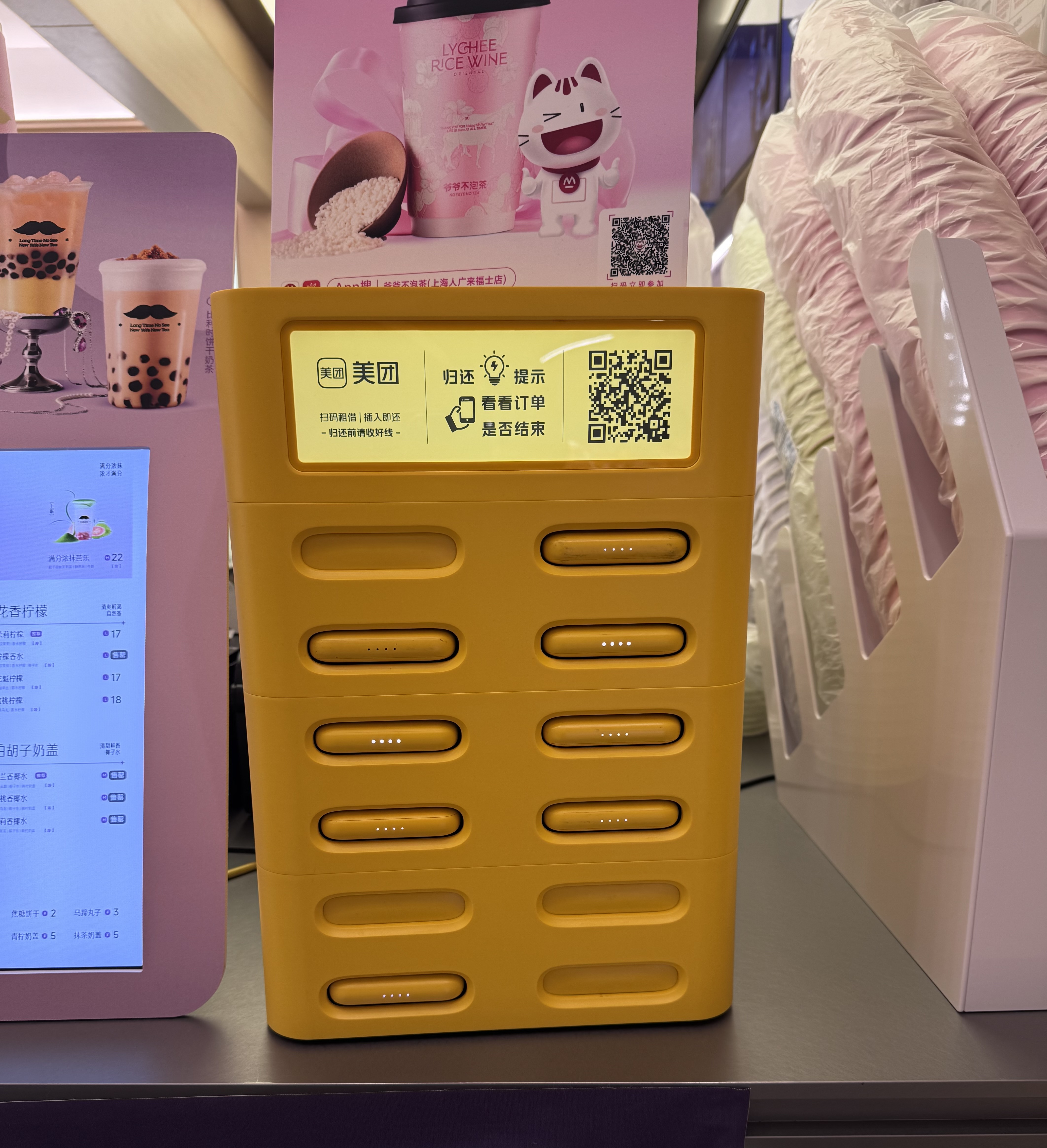 In iedere winkel kun je bij dit soort accu-stations je telefoon opladen